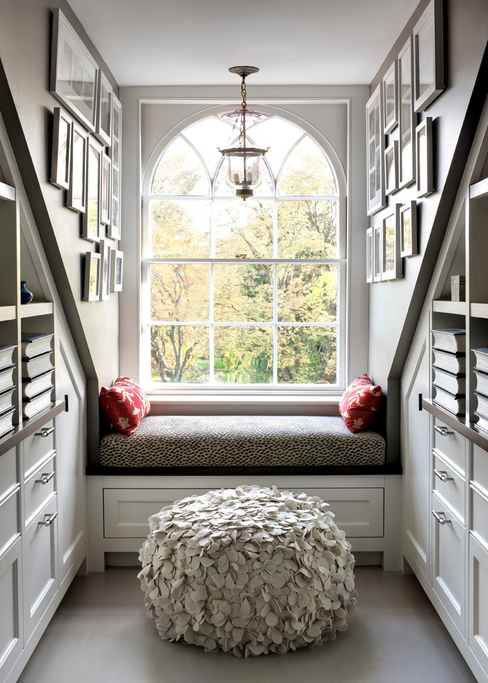 Идея дизайна: гостиная комната в классическом стиле с серыми стенами и серым полом