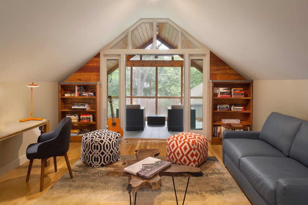 Imagen de sala de estar rústica con paredes blancas y suelo de madera en tonos medios