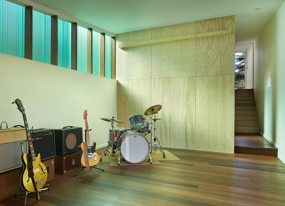 Foto de sala de estar con rincón musical actual con paredes blancas y suelo de madera oscura