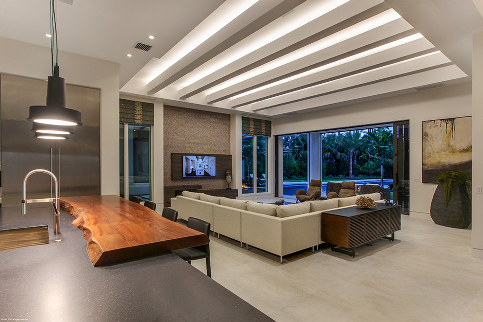 Geräumiges, Offenes Modernes Wohnzimmer ohne Kamin mit Keramikboden, TV-Wand und beigem Boden in Miami