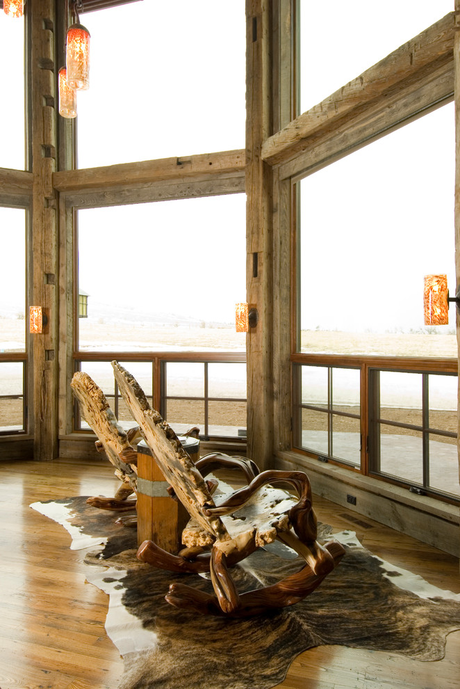 Imagen de sala de estar rural con suelo de madera en tonos medios
