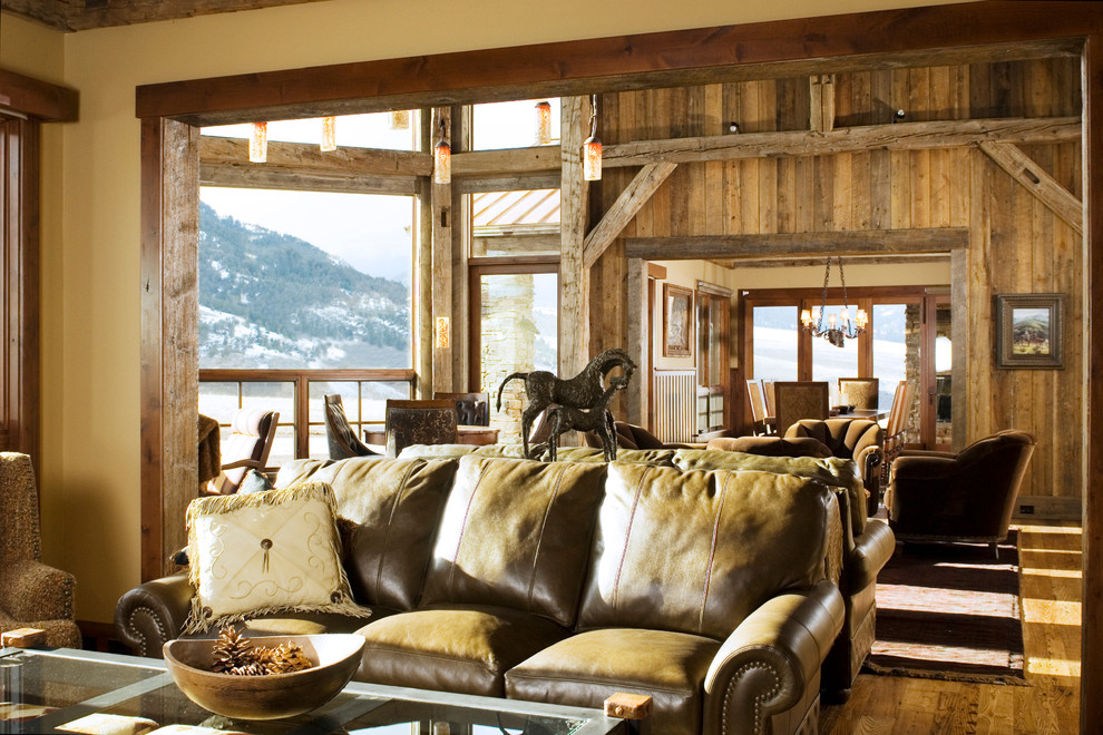 Foto di un soggiorno rustico aperto con pareti beige e pavimento in legno massello medio