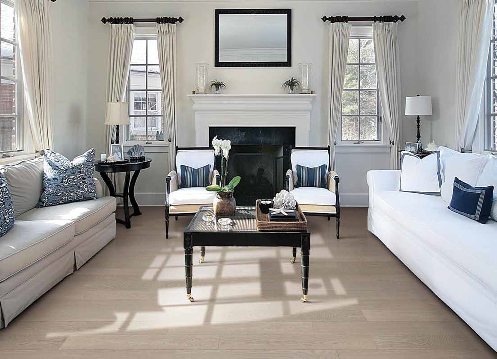 Idee per un soggiorno moderno aperto con parquet chiaro e pavimento grigio