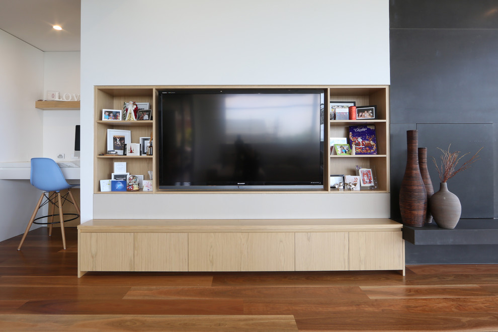Modernes Wohnzimmer mit weißer Wandfarbe, braunem Holzboden und Multimediawand in Melbourne