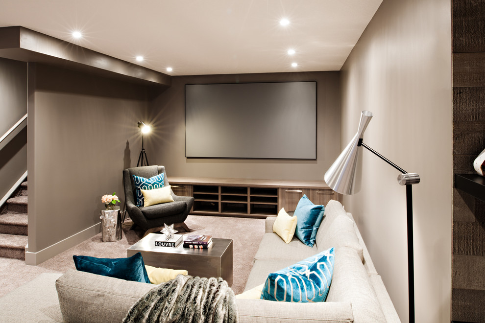 Mittelgroßes, Offenes Modernes Wohnzimmer ohne Kamin mit beiger Wandfarbe, Teppichboden und TV-Wand in Calgary