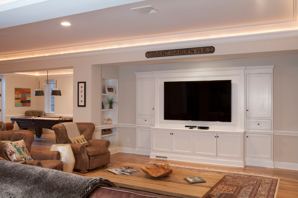 Idee per un ampio soggiorno tradizionale aperto con pareti beige, pavimento in legno massello medio e TV a parete
