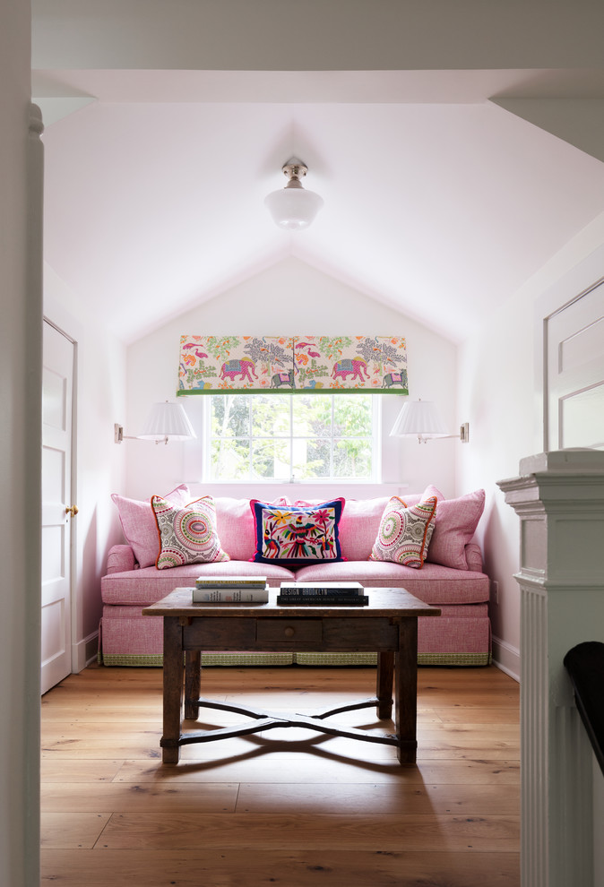 Imagen de sala de estar clásica renovada con paredes blancas, suelo de madera clara y suelo marrón