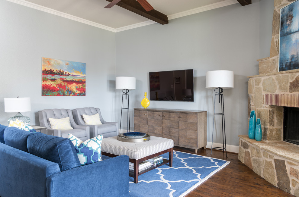 Mittelgroßes, Offenes Klassisches Wohnzimmer mit dunklem Holzboden, Kamin, Kaminumrandung aus Stein, TV-Wand, grauer Wandfarbe und braunem Boden in Dallas