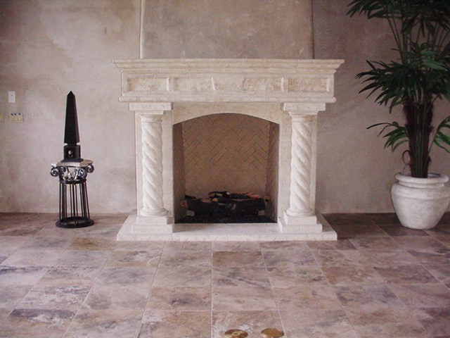Ejemplo de sala de estar tradicional de tamaño medio sin televisor con suelo de baldosas de cerámica, todas las chimeneas y marco de chimenea de yeso
