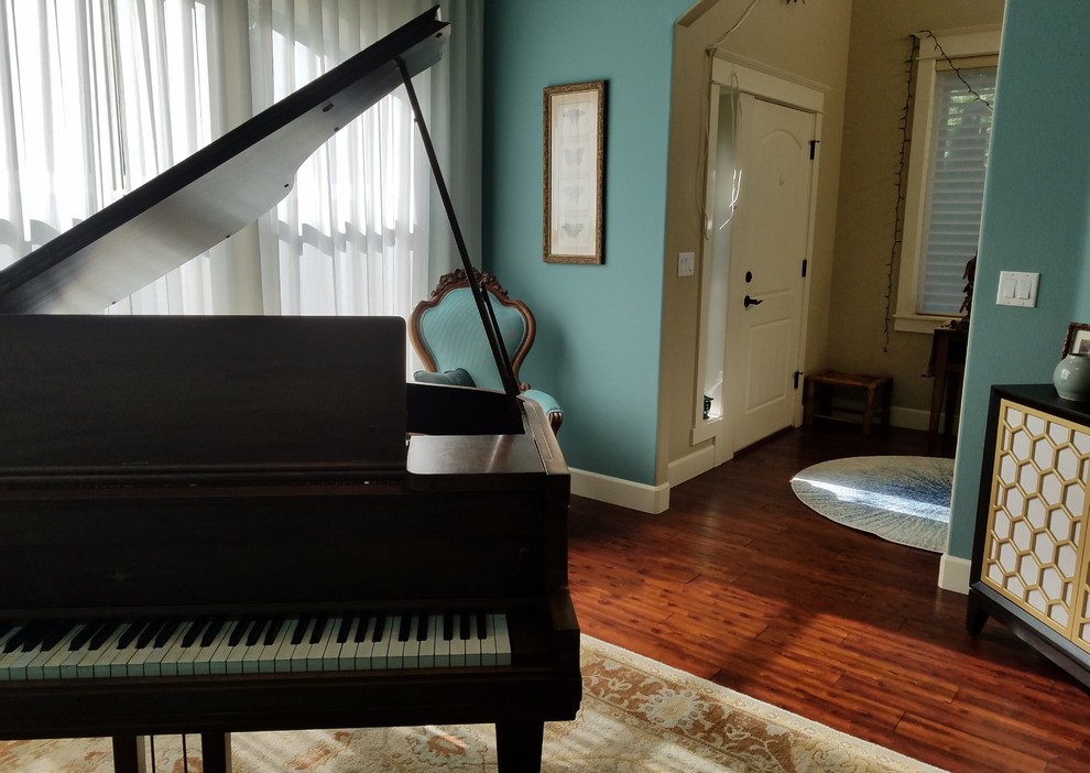 Immagine di un piccolo soggiorno tradizionale aperto con pareti blu, parquet scuro, pavimento marrone, sala della musica e nessuna TV