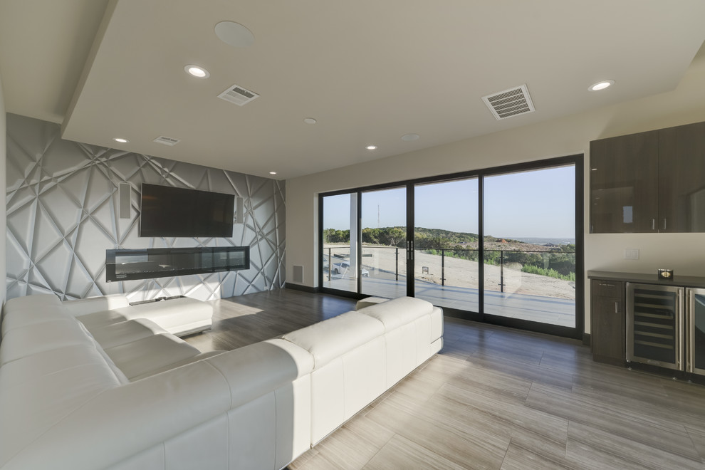 Imagen de sala de estar moderna con paredes blancas, suelo de baldosas de porcelana, chimenea lineal, marco de chimenea de madera, televisor colgado en la pared y suelo marrón