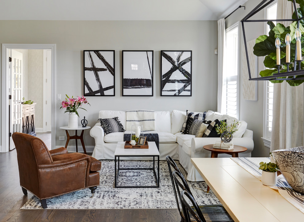 Offenes Maritimes Wohnzimmer mit grauer Wandfarbe, dunklem Holzboden und braunem Boden in Chicago