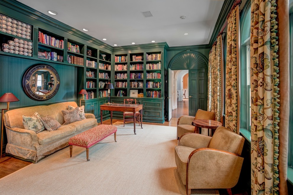 Esempio di un soggiorno tradizionale chiuso con libreria, pareti verdi, parquet scuro e pavimento marrone