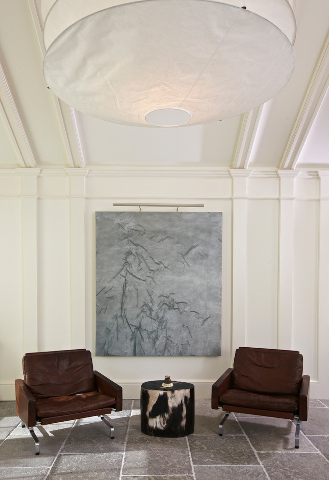 Ejemplo de sala de estar con biblioteca abierta clásica renovada grande sin chimenea con paredes blancas, suelo de piedra caliza y pared multimedia