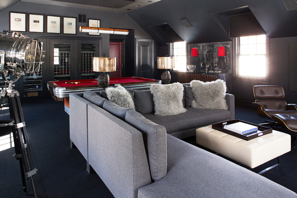 Modelo de sala de estar abierta tradicional renovada con paredes negras y suelo negro