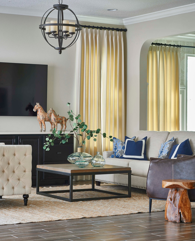 Diseño de sala de estar abierta clásica renovada grande sin chimenea con paredes beige, suelo de madera oscura y televisor colgado en la pared