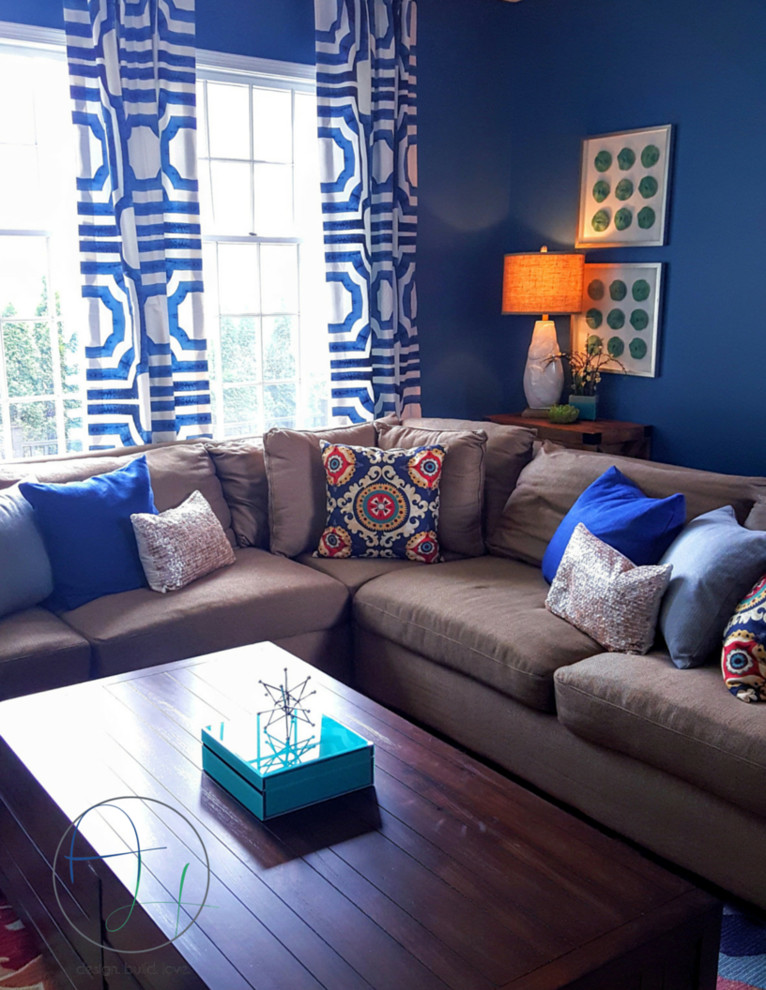 Cette image montre une salle de séjour design de taille moyenne et ouverte avec un mur bleu, un sol en bois brun, une cheminée standard, un manteau de cheminée en pierre et un téléviseur fixé au mur.
