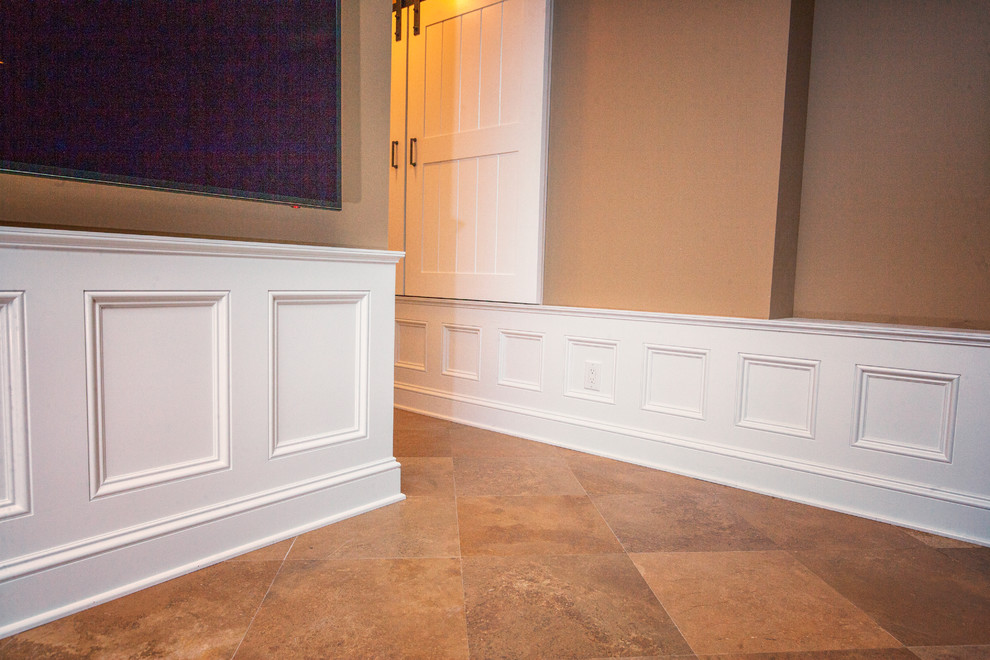 Imagen de sala de estar cerrada clásica de tamaño medio con paredes beige, suelo de travertino, televisor colgado en la pared y suelo beige