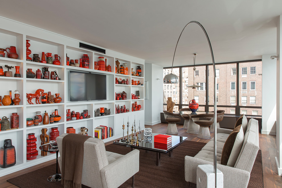 Mittelgroßes, Offenes Modernes Wohnzimmer ohne Kamin mit weißer Wandfarbe, TV-Wand und braunem Holzboden in New York