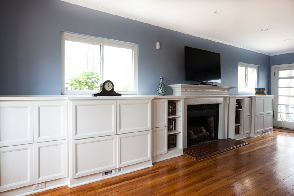 Mittelgroßes, Abgetrenntes Klassisches Wohnzimmer mit blauer Wandfarbe, braunem Holzboden, Kamin und Kaminumrandung aus Holz in Washington, D.C.