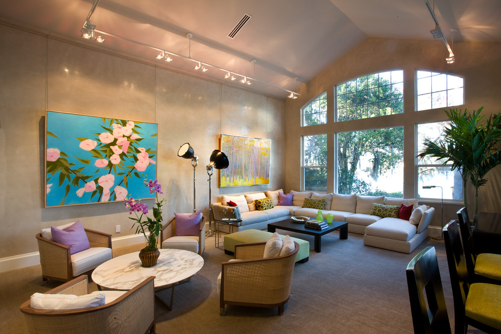 Idee per un ampio soggiorno design con pareti beige, moquette, nessun camino, nessuna TV e tappeto