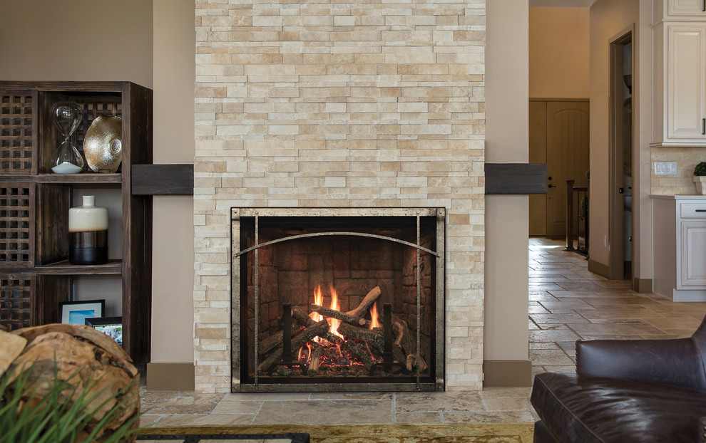 セントルイスにある中くらいなコンテンポラリースタイルのおしゃれなオープンリビング (ベージュの壁、トラバーチンの床、標準型暖炉、石材の暖炉まわり、テレビなし、茶色い床) の写真