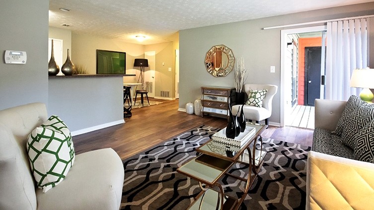 Стильный дизайн: открытая гостиная комната среднего размера в современном стиле с серыми стенами и полом из винила без камина - последний тренд