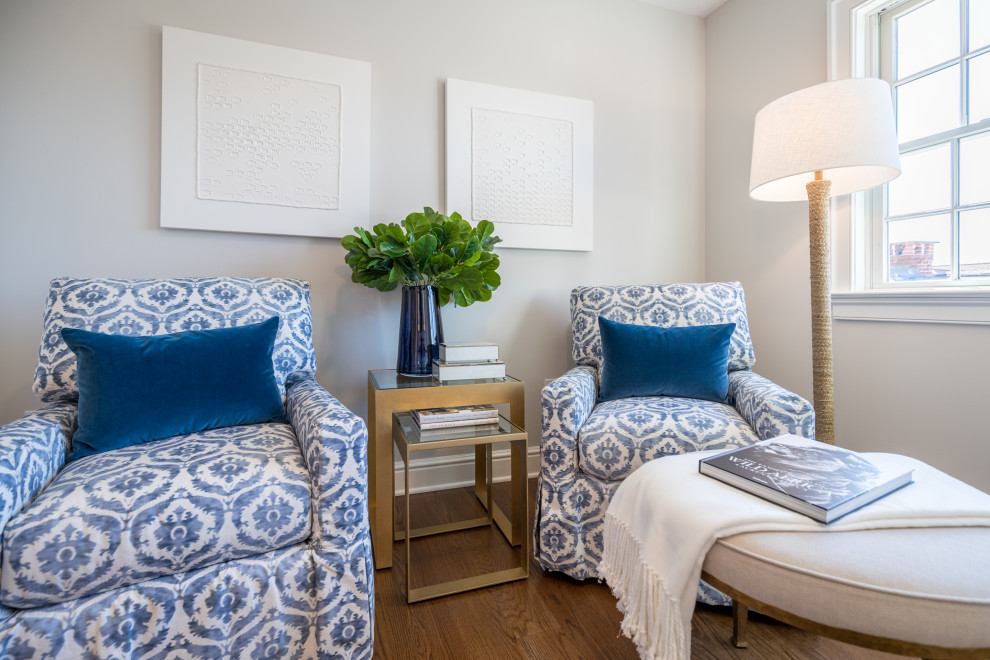 Источник вдохновения для домашнего уюта: открытая гостиная комната среднего размера в морском стиле с серыми стенами, паркетным полом среднего тона и коричневым полом