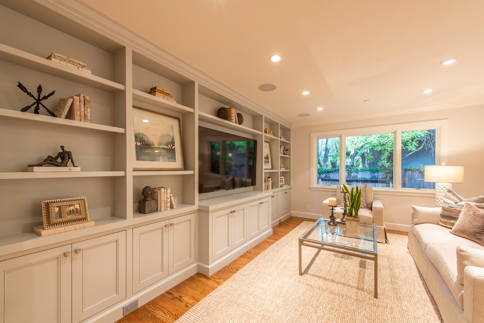 Kleines, Offenes Klassisches Wohnzimmer mit weißer Wandfarbe, braunem Holzboden, Multimediawand und braunem Boden in San Diego