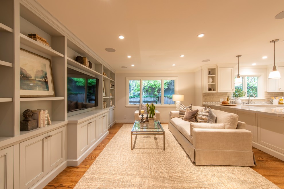Immagine di un piccolo soggiorno tradizionale aperto con pareti bianche, pavimento in legno massello medio, parete attrezzata e pavimento marrone