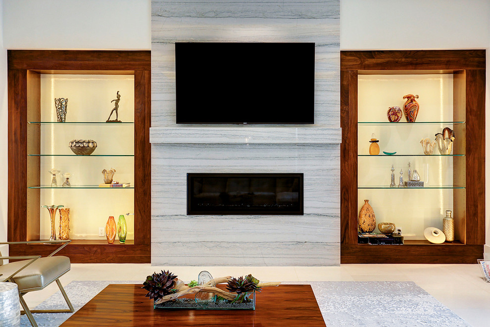 Mittelgroßes, Abgetrenntes Modernes Wohnzimmer mit beiger Wandfarbe, Marmorboden, Gaskamin, Kaminumrandung aus Stein, TV-Wand und beigem Boden in Houston