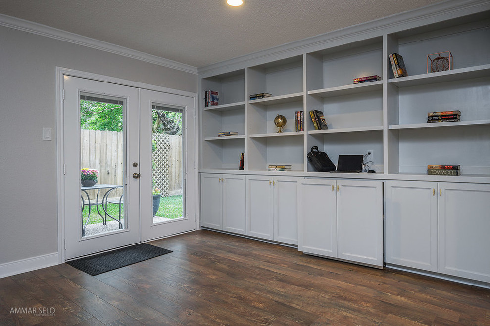 Immagine di un soggiorno minimalista di medie dimensioni e aperto con pareti grigie, pavimento in laminato e pavimento marrone