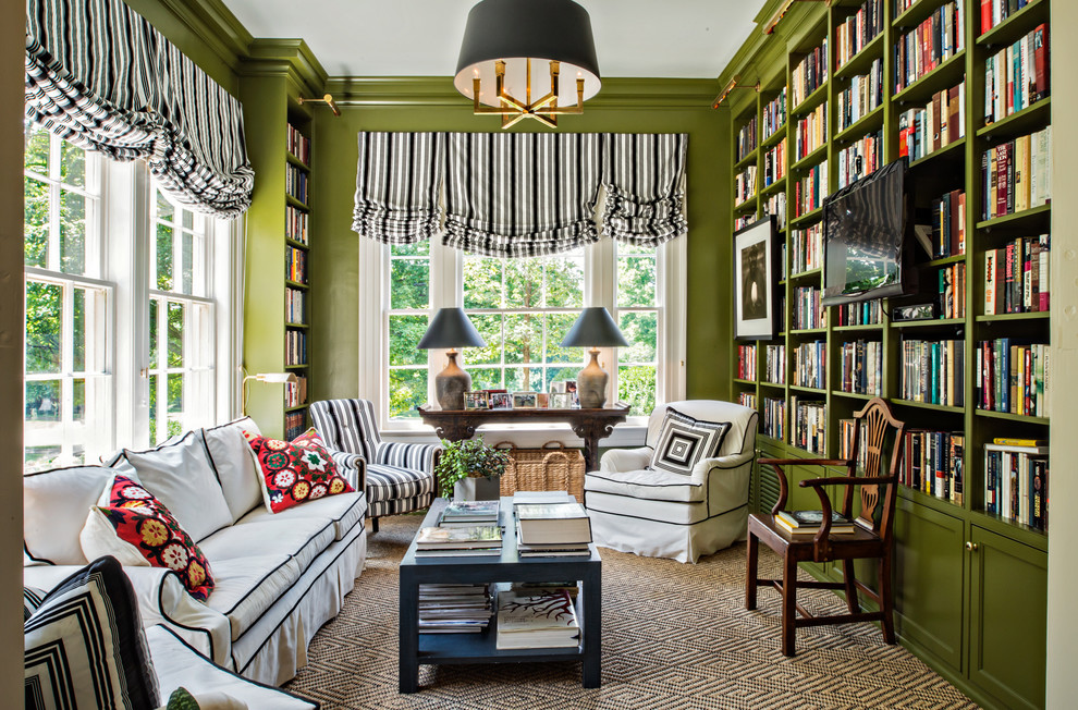 На фото: маленькая изолированная гостиная комната в классическом стиле с с книжными шкафами и полками, зелеными стенами, ковровым покрытием и телевизором на стене для на участке и в саду с
