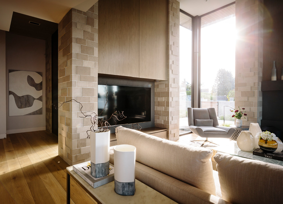 Inspiration pour une grande salle de séjour design ouverte avec un sol en bois brun et un téléviseur fixé au mur.