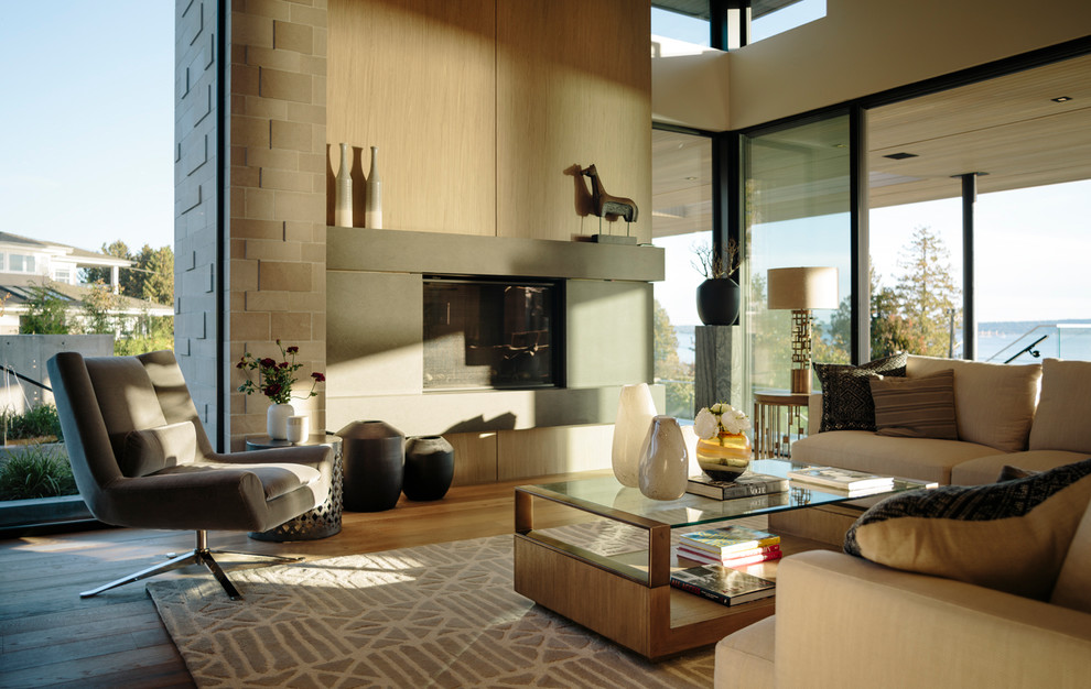 Großes, Offenes Modernes Wohnzimmer mit braunem Holzboden, Kamin und Kaminumrandung aus Stein in Vancouver