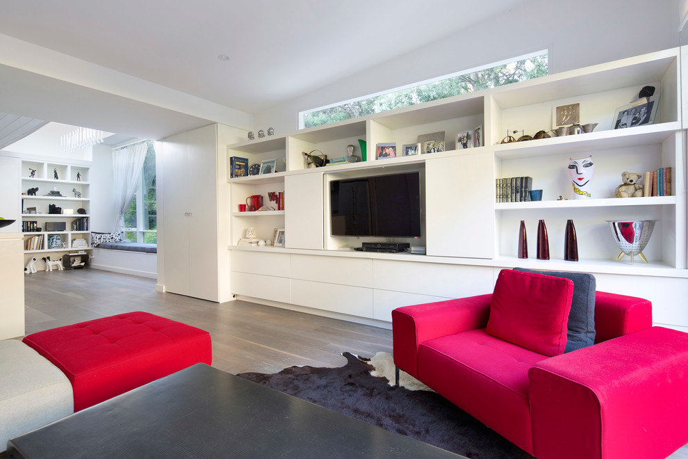 Idee per un soggiorno minimal aperto e di medie dimensioni con pareti bianche, parete attrezzata, parquet chiaro e tappeto