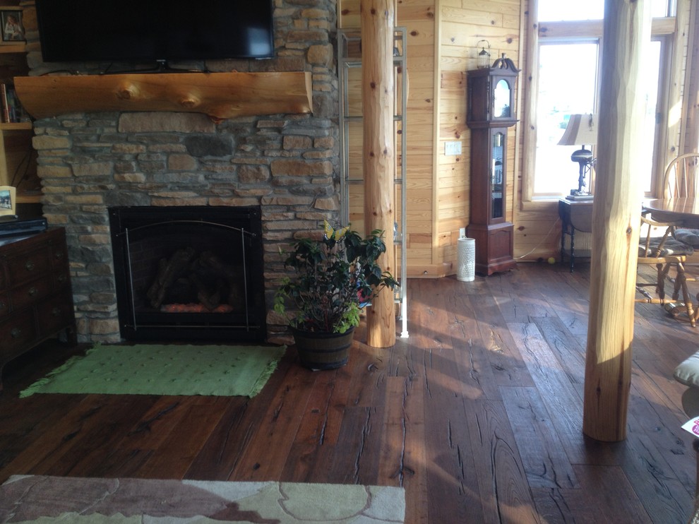 Immagine di un soggiorno stile rurale di medie dimensioni con pavimento in legno massello medio