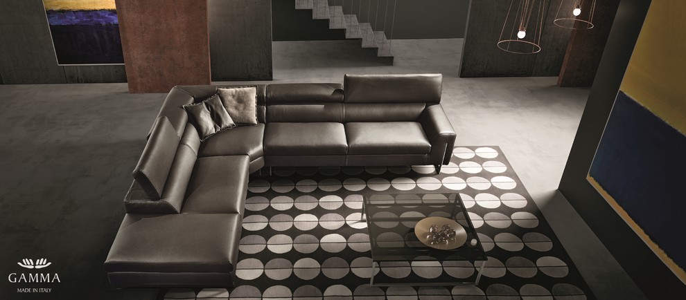 Immagine di un grande soggiorno minimalista aperto con pareti nere, pavimento in cemento, nessuna TV e pavimento grigio