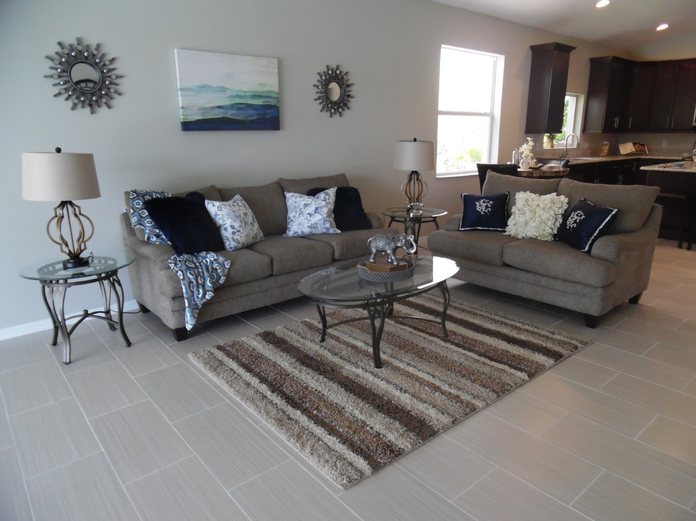 Immagine di un grande soggiorno minimal aperto con pareti beige, pavimento in gres porcellanato e tappeto