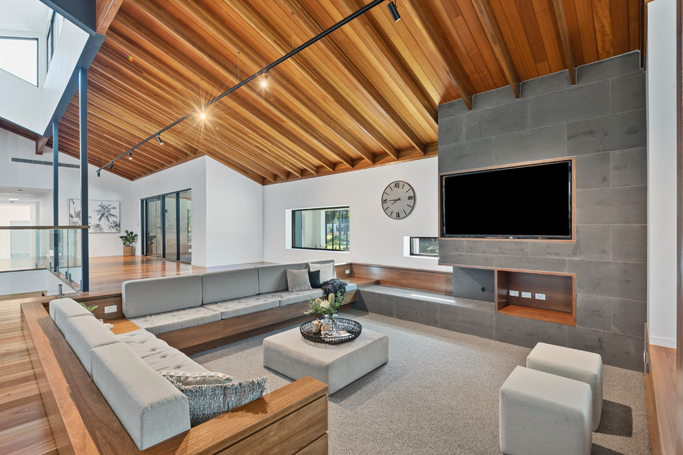 Стильный дизайн: большая открытая гостиная комната в современном стиле с паркетным полом среднего тона и телевизором на стене - последний тренд