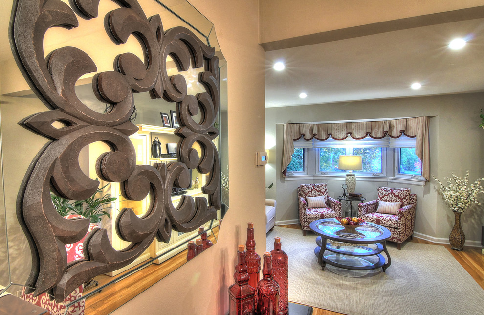 Пример оригинального дизайна: открытая гостиная комната среднего размера в стиле шебби-шик с серыми стенами, полом из бамбука и отдельно стоящим телевизором без камина