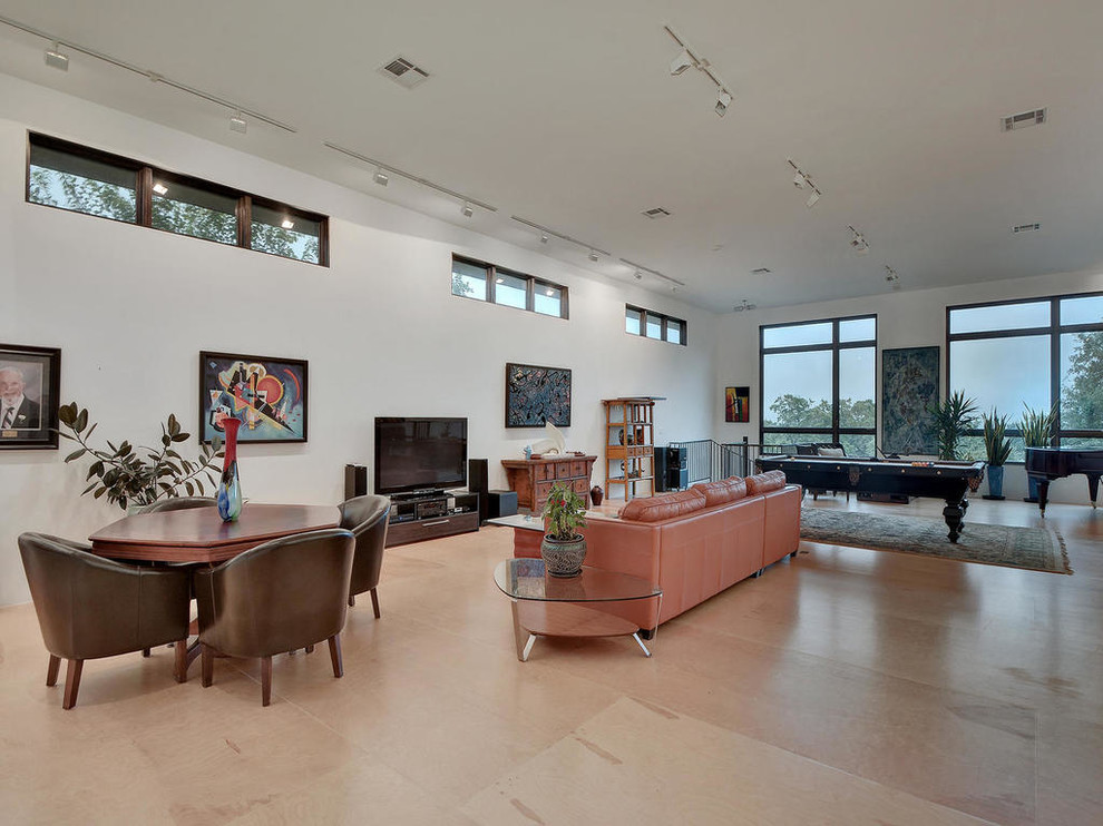 Großer, Offener Moderner Hobbyraum mit weißer Wandfarbe, Sperrholzboden, freistehendem TV und beigem Boden in Austin