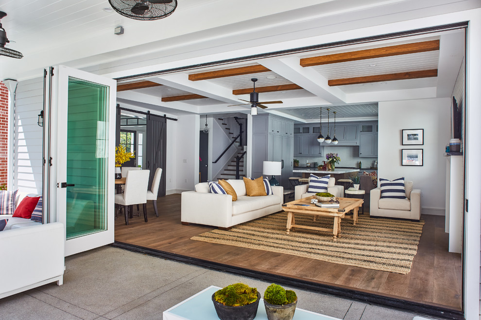 Offenes Modernes Wohnzimmer mit braunem Holzboden, Kamin und TV-Wand in Los Angeles