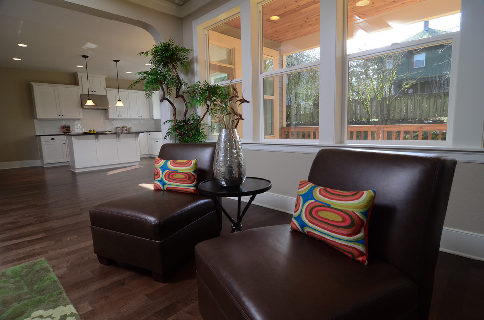 Ejemplo de sala de estar clásica de tamaño medio con paredes beige y suelo de madera en tonos medios