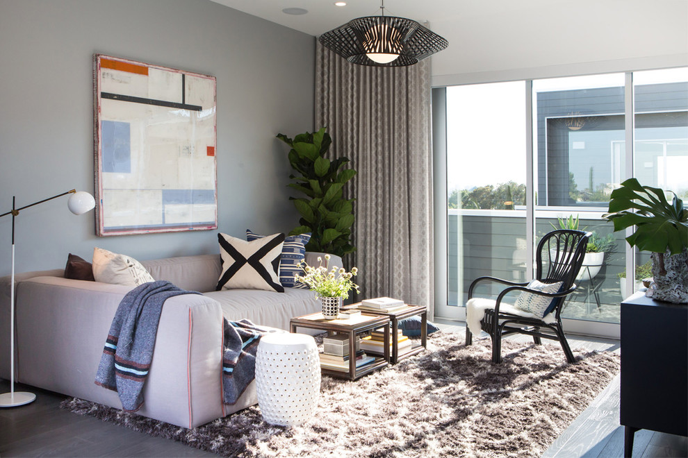 Идея дизайна: гостиная комната в современном стиле с серыми стенами, темным паркетным полом и ковром на полу