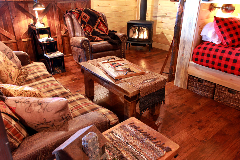 Diseño de sala de estar abierta rural pequeña con paredes multicolor y suelo de madera oscura