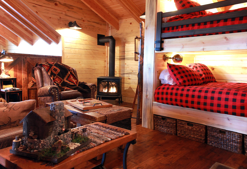 Cette photo montre une petite salle de séjour montagne ouverte avec un mur multicolore et parquet foncé.