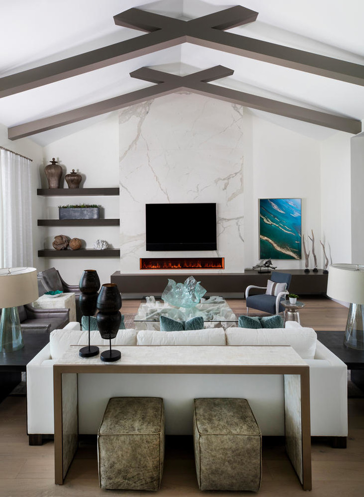 Großes, Offenes Maritimes Wohnzimmer mit weißer Wandfarbe, Kaminumrandung aus Stein, TV-Wand, braunem Boden, braunem Holzboden und Gaskamin in Miami