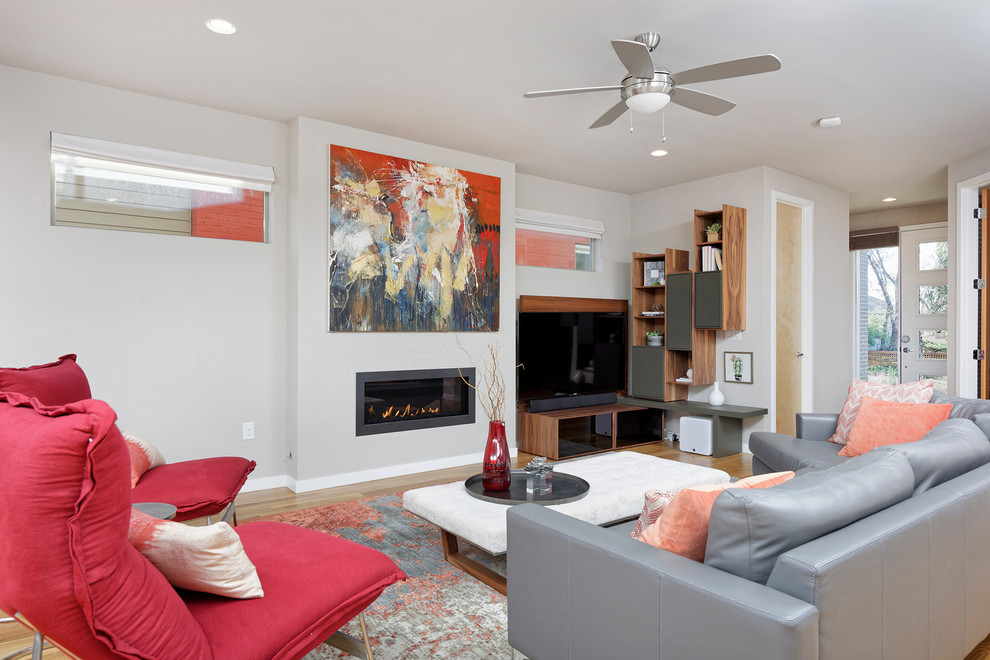 Immagine di un soggiorno minimal aperto con pareti bianche, pavimento in legno massello medio, camino lineare Ribbon, TV autoportante e pavimento marrone