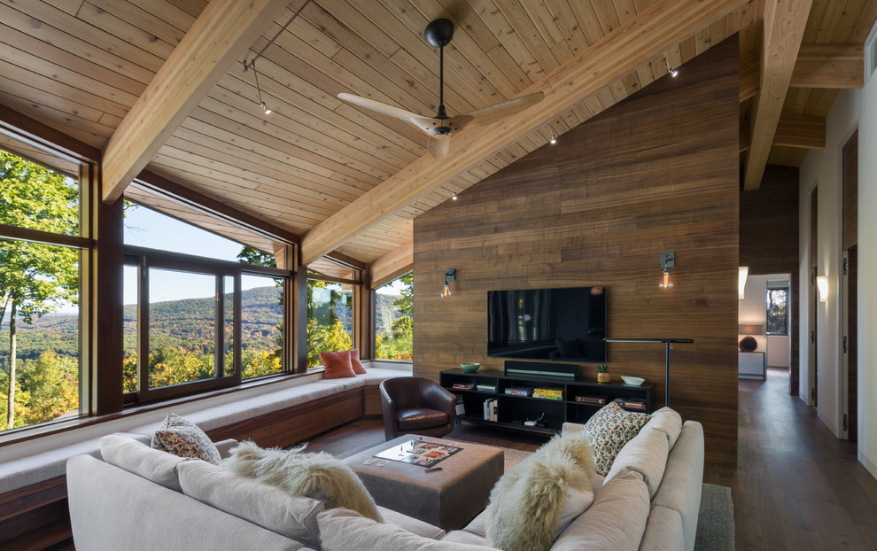 Foto di un soggiorno stile rurale aperto con pareti marroni, parquet scuro, TV a parete e pavimento marrone